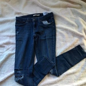 Levi’s Ripped Skinny Jeans | Size 28